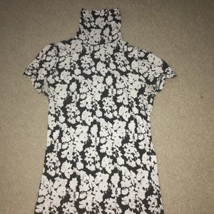 Floral turtleneck with short sleeves😍